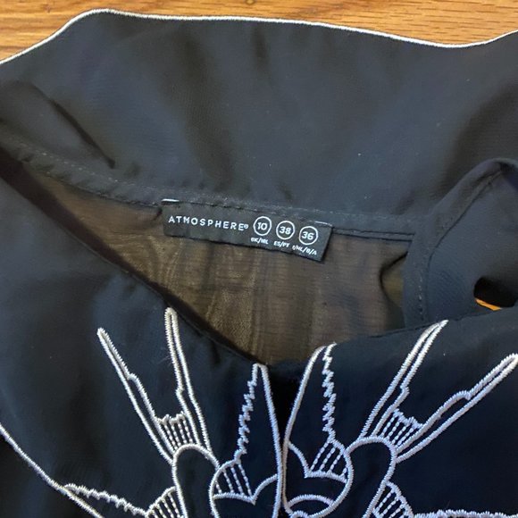 Dainty yet rock n roll sleeveless swallow blouse - Picture 6 of 6